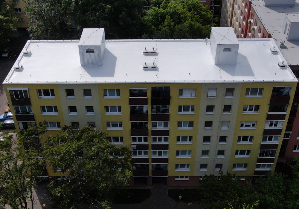 Striekaná hydroizolácia plochých striech – účinné riešenie proti zatekaniu, prehrievaniu a stratám tepla